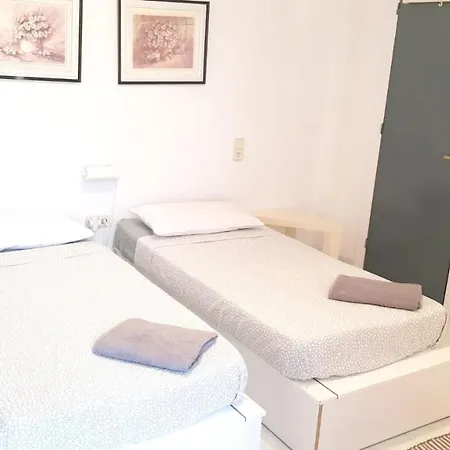 With 3 Bedrooms In With Wonderful Mountain View Furnished Terrace And Wifi 3 Km From The Beach Appartement *