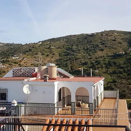With 3 Bedrooms In With Wonderful Mountain View Furnished Terrace And Wifi 3 Km From The Beach Appartement
